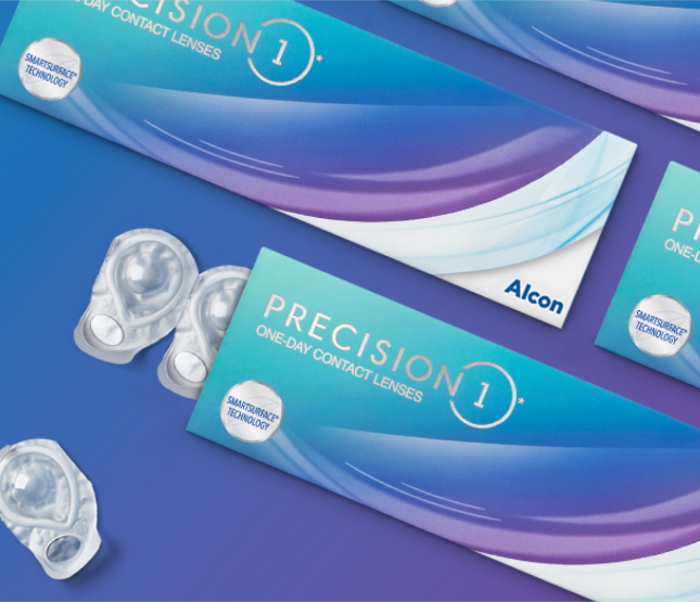 Produktverpackungen von Precision1 Tageslinsen mit der Kontaktlinsenblisterverpackung, die aus der Verpackung kommt