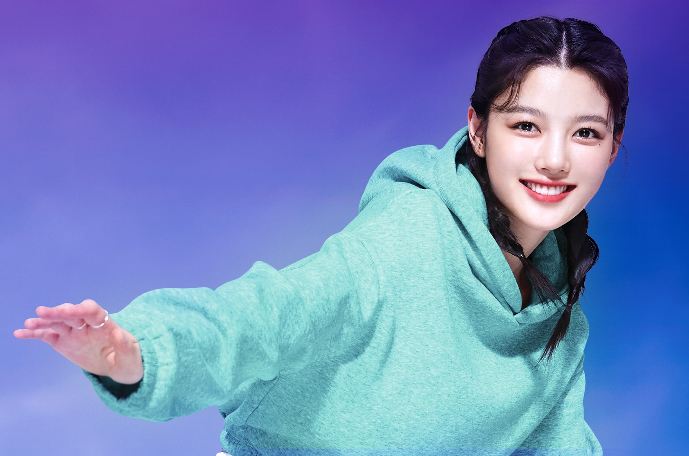 스케이트 보드를 타고 초록색 후드티를 입은 김유정