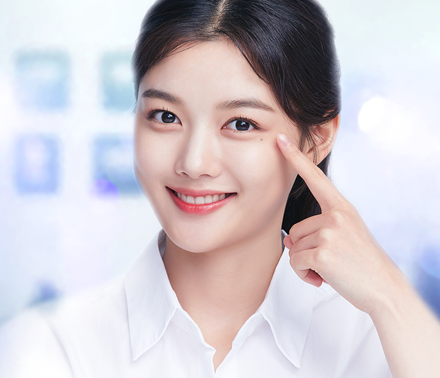 흰색 셔츠를 입고 왼쪽 눈을 가리키는 김유정