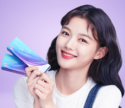 프리시전 원 렌즈를 손에 들고 환하게 웃고 있는 김유정