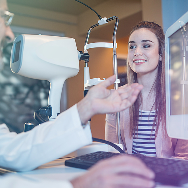 optometrista mluví se ženou během oční prohlídky